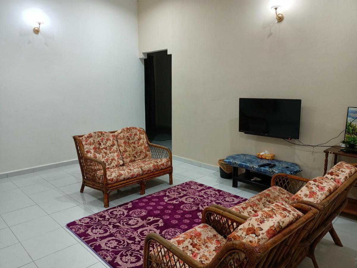Ummi'S Homestay Kuala Besut Kampong Baru Buitenkant foto
