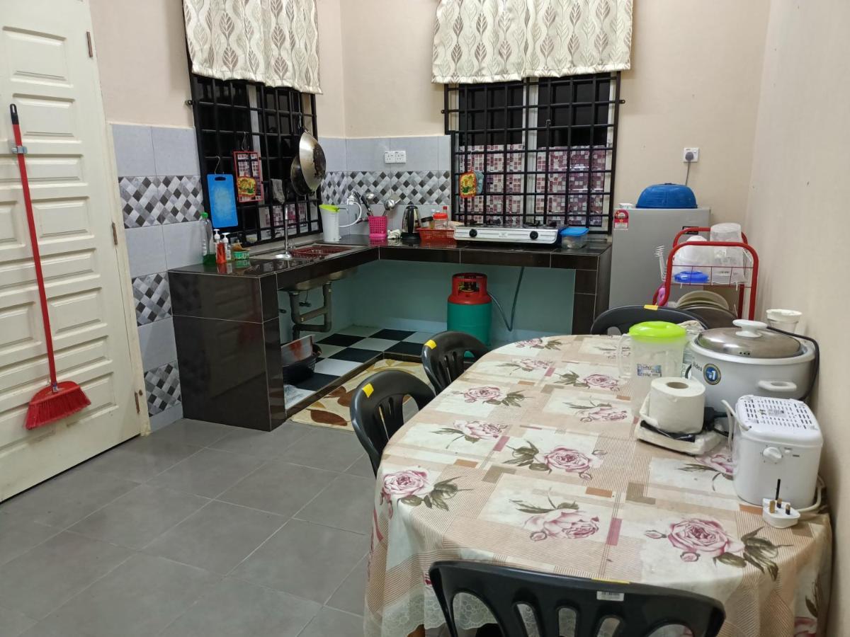 Ummi'S Homestay Kuala Besut Kampong Baru Buitenkant foto